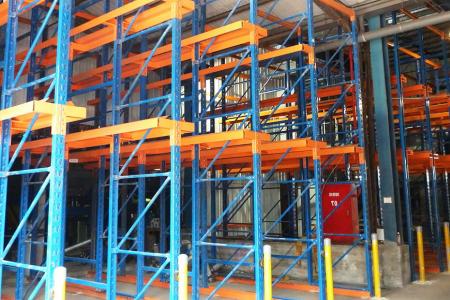 駛入式重型架可以最大程度的使用倉庫空間。