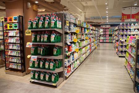 Supermarket shelves are the best choice for store showrooms.