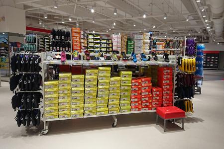 Sport Supermarket Shelving creates exclusive sports style